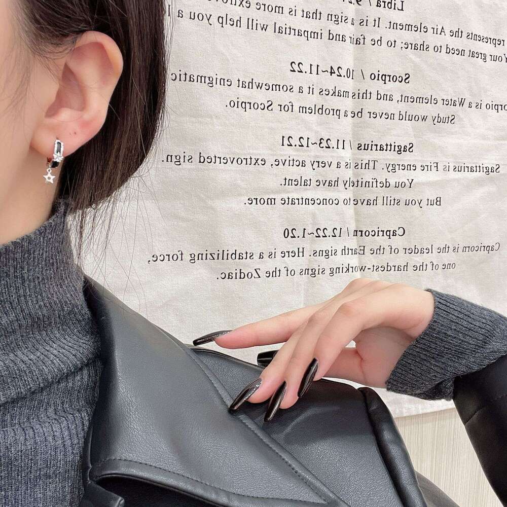 Sweet Cool Girl~ Black Star Small Hoop Niche Exquisite Versatile Clips Elegant Earrings Autumn Winter Jewelry Ear Studs ee3