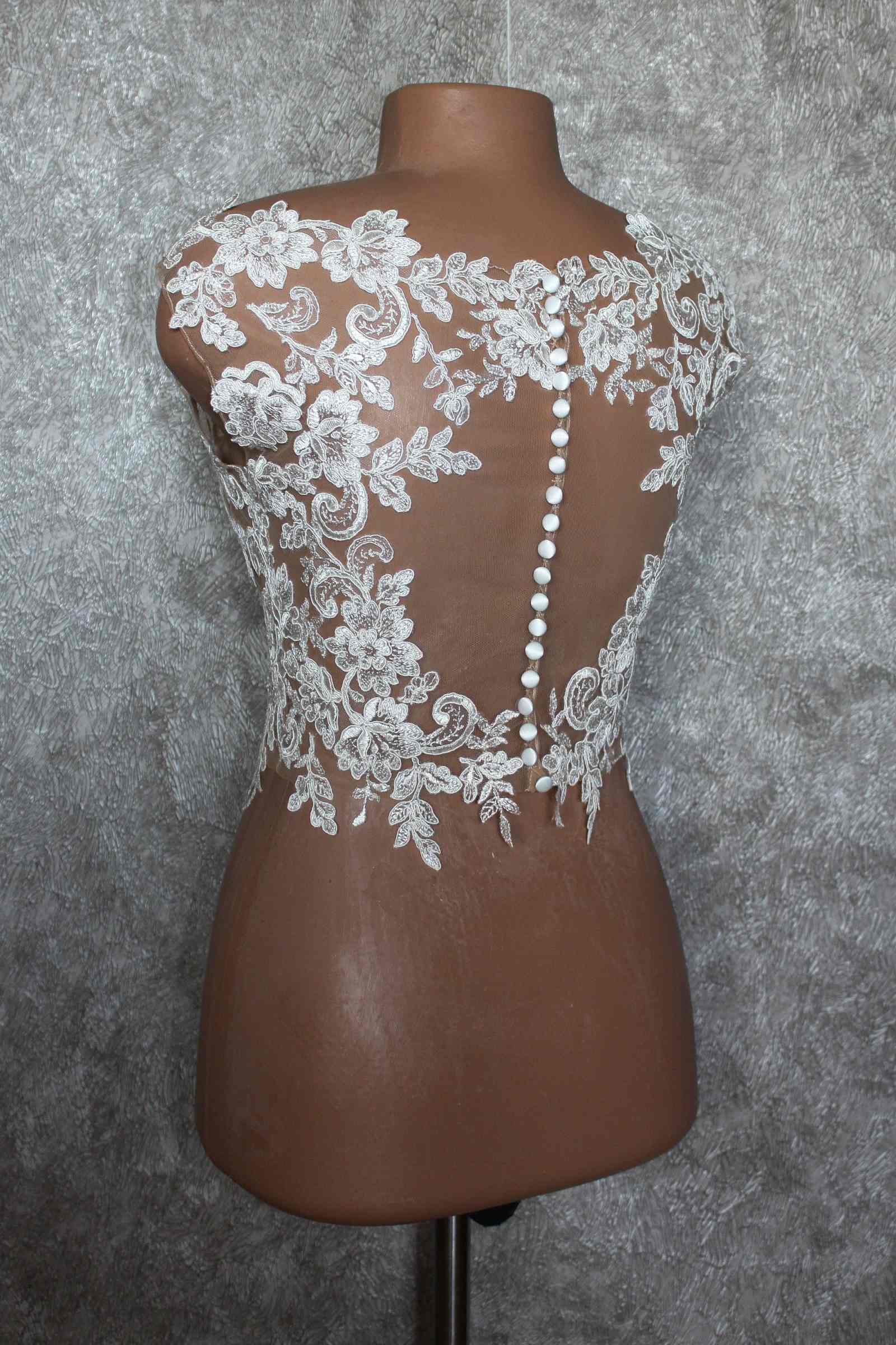 Elegant Bridal Jacket Short Sleeve O-Neck Appliques Tull Lace Button Wedding Jackets Bridal Accessories Customized