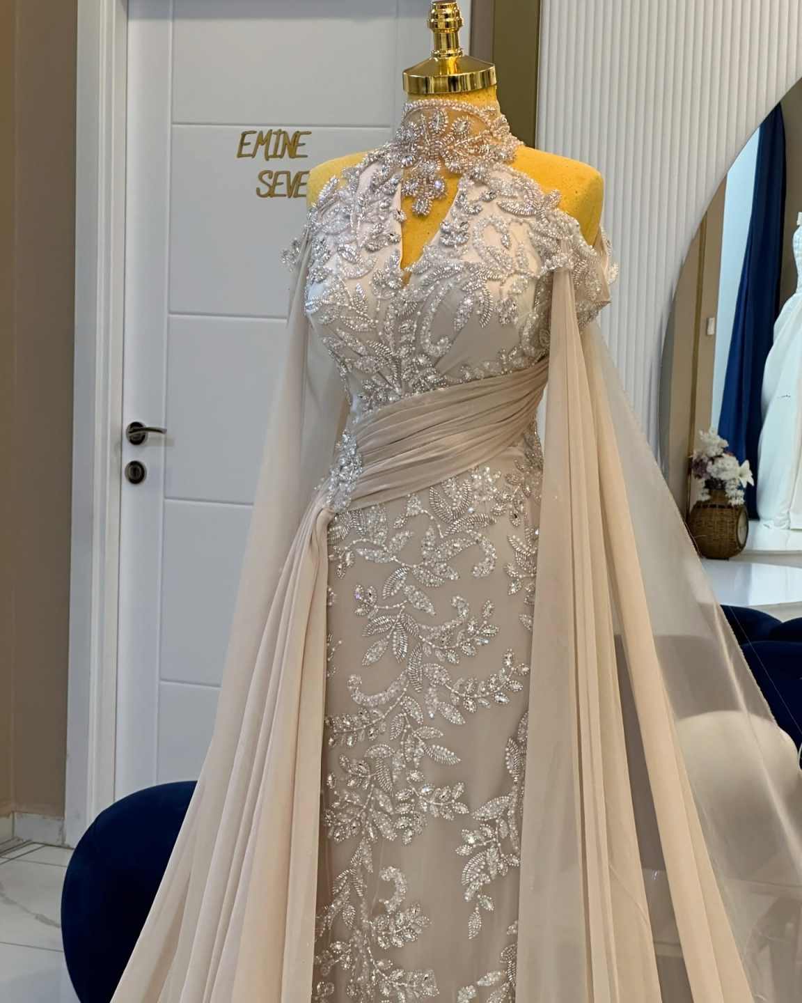 Luxury Prom Dresses Strapless Sleeveless Beads Appliques Lace Lace-Up Court Gown Floor-Length Custom Made Formal Party Dress Vestido De Noite