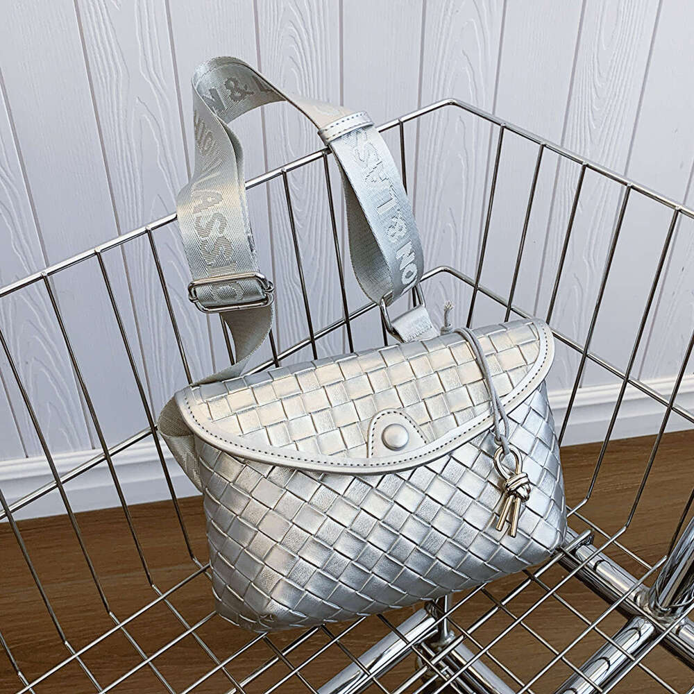 2025 New Women's Woven Crossbody Summer Design Sense Niche Single Shoulder Small Fashion Chest Bag