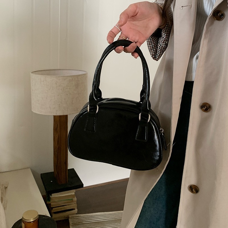 Designer Bag Red Luxury Bag Bag Autumn Winter Women 2025 New Trend Korean Style Handheld Bowling Bag Versatile Crossbody Bag Casual Small Square Bag T