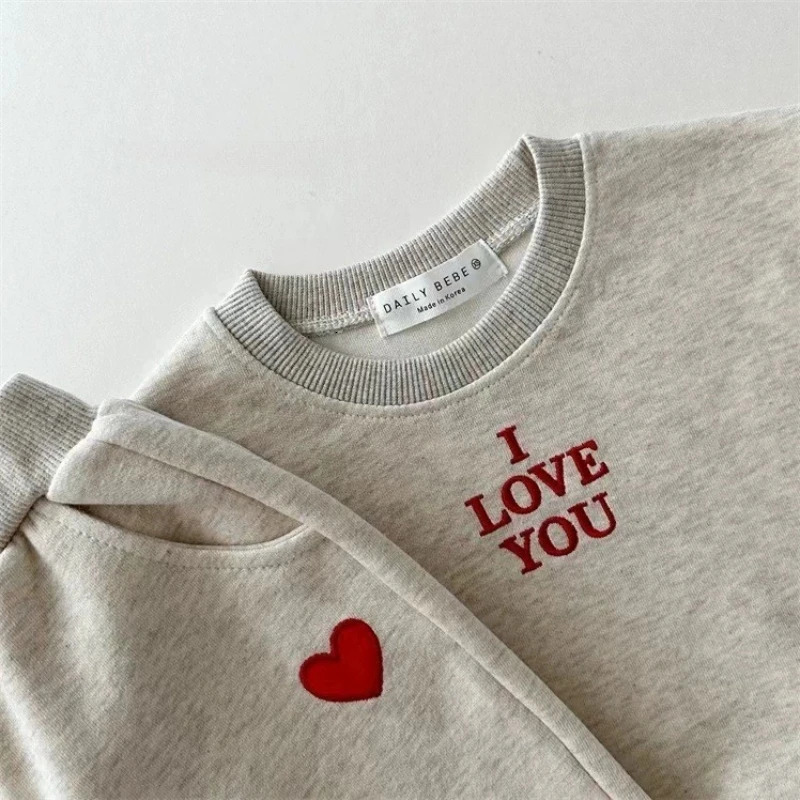 TZ2489 Korean Style Spring Autumn Childrens Clothing Set with Letter Heart Comfortable Sweatshirt And Sweatpants 250729