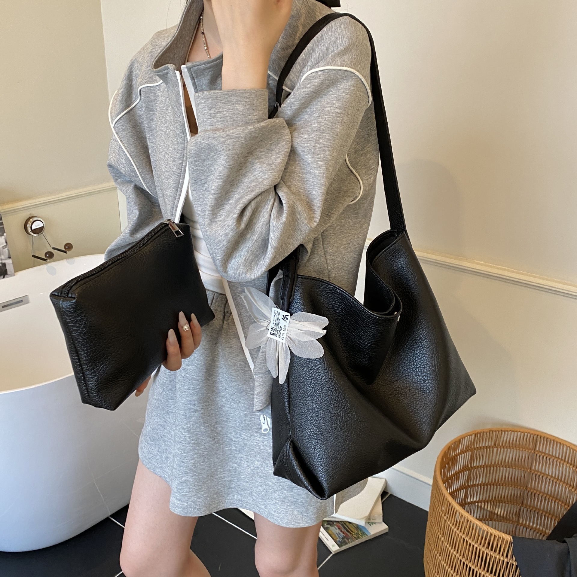 2025 Designer Women's Commuter Handbag Underarm Bag New Fashionable Multi functional Mother and Women's Bag