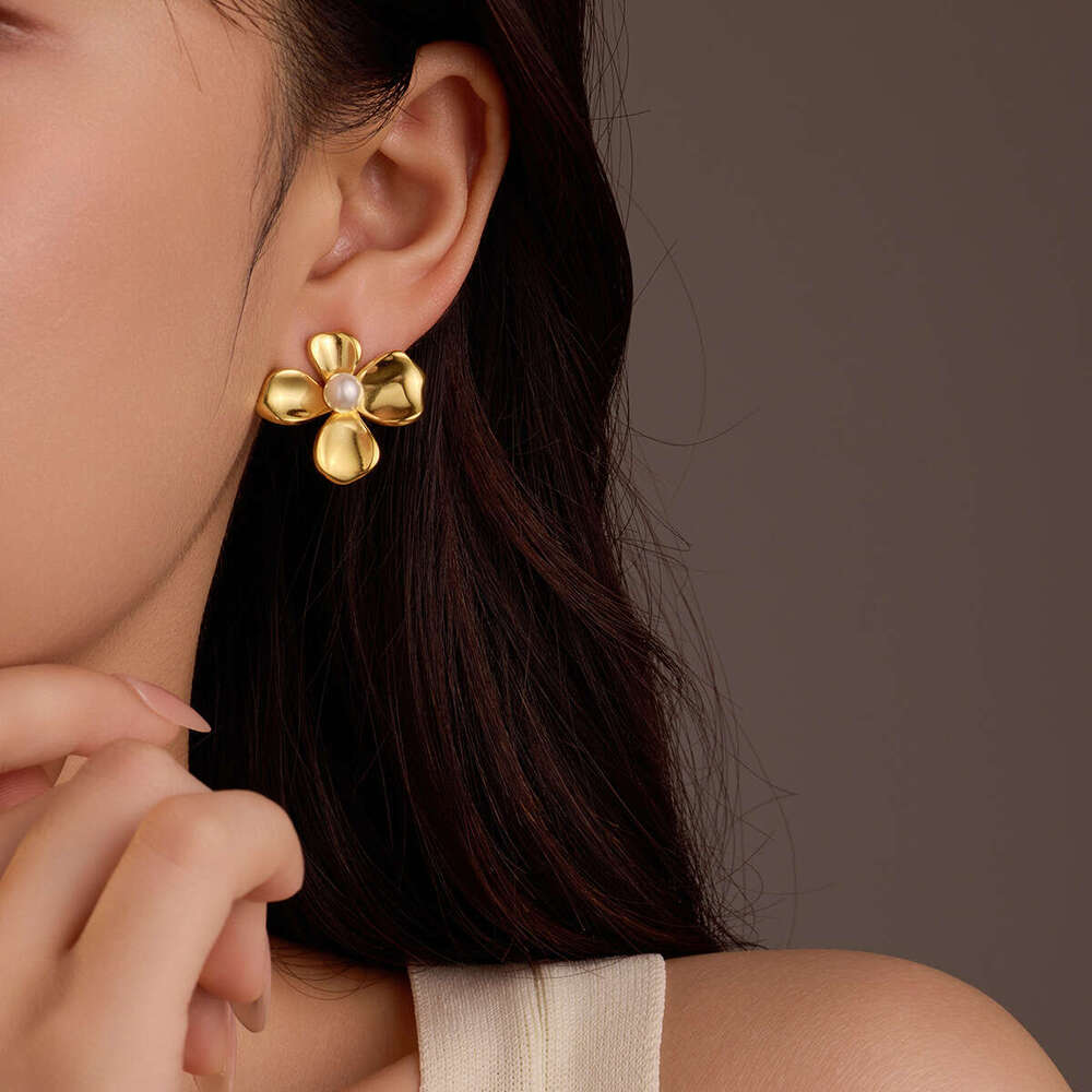 Hot Selling Flower Shape Inlaid Pearl Wind Ear Jewelry Female High Sense Stainless Steel Women Earrings