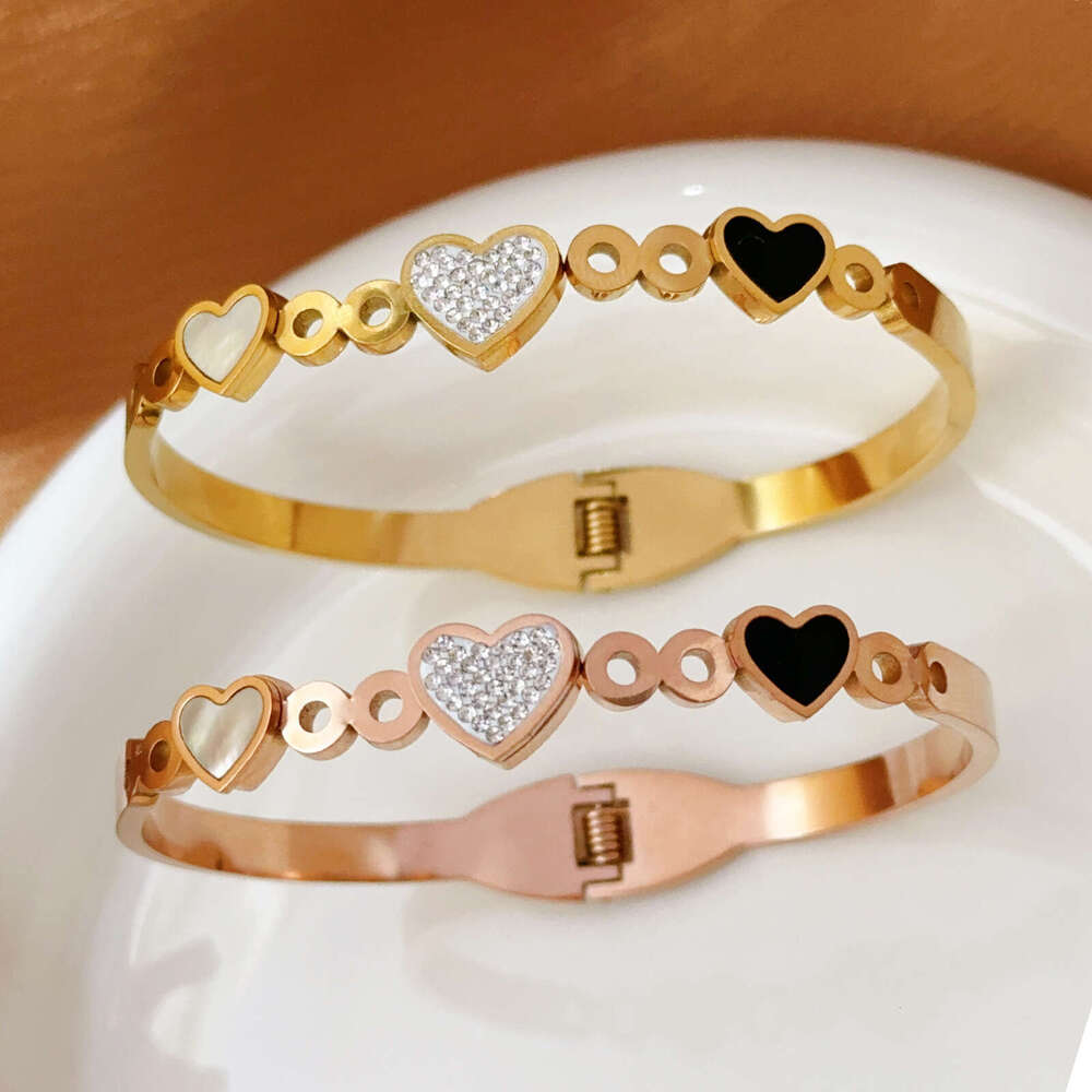 Black and White Shell Heart Titanium Steel Bracelet for Women, Non-Fading, Ins Style, Gold, Unique Design, Fashionable Bangle