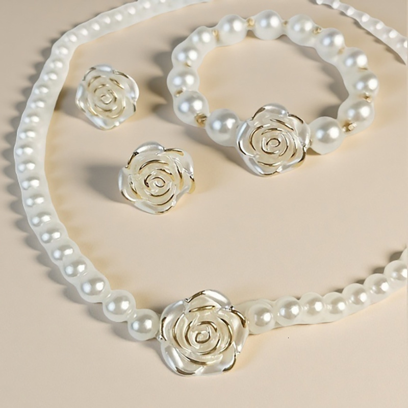 New Retro Designer Necklace Palace Camellia Pearl Necklace Fashion Light Luxury Niche Elegant Socialite Beach Lady Pendant Style Bracelet Set