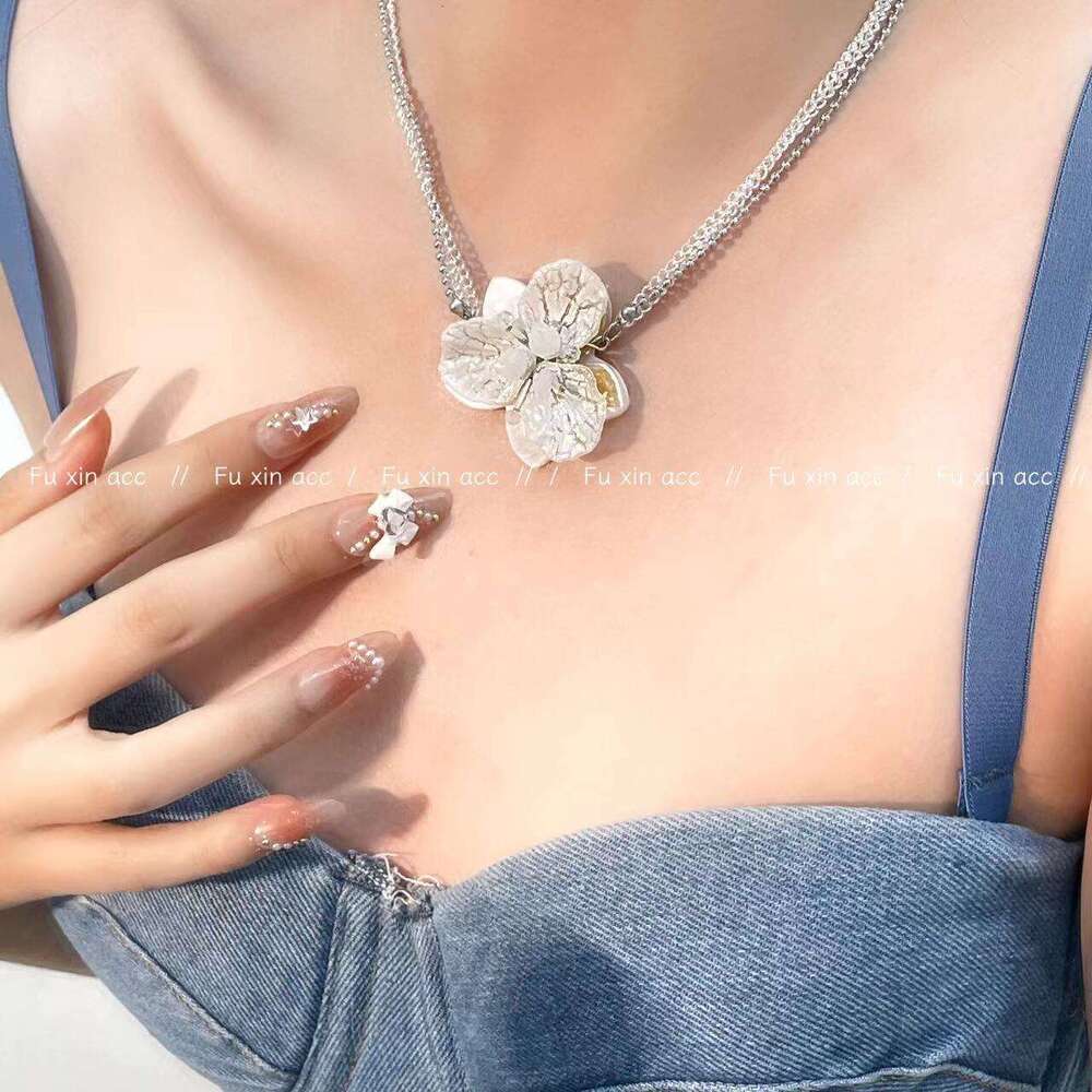 Niche Design High-End Natural Shell Flower Necklace for Women, Light , Elegant Multi-Layer Clavicle Chain, Versatile Neck Chain 75c