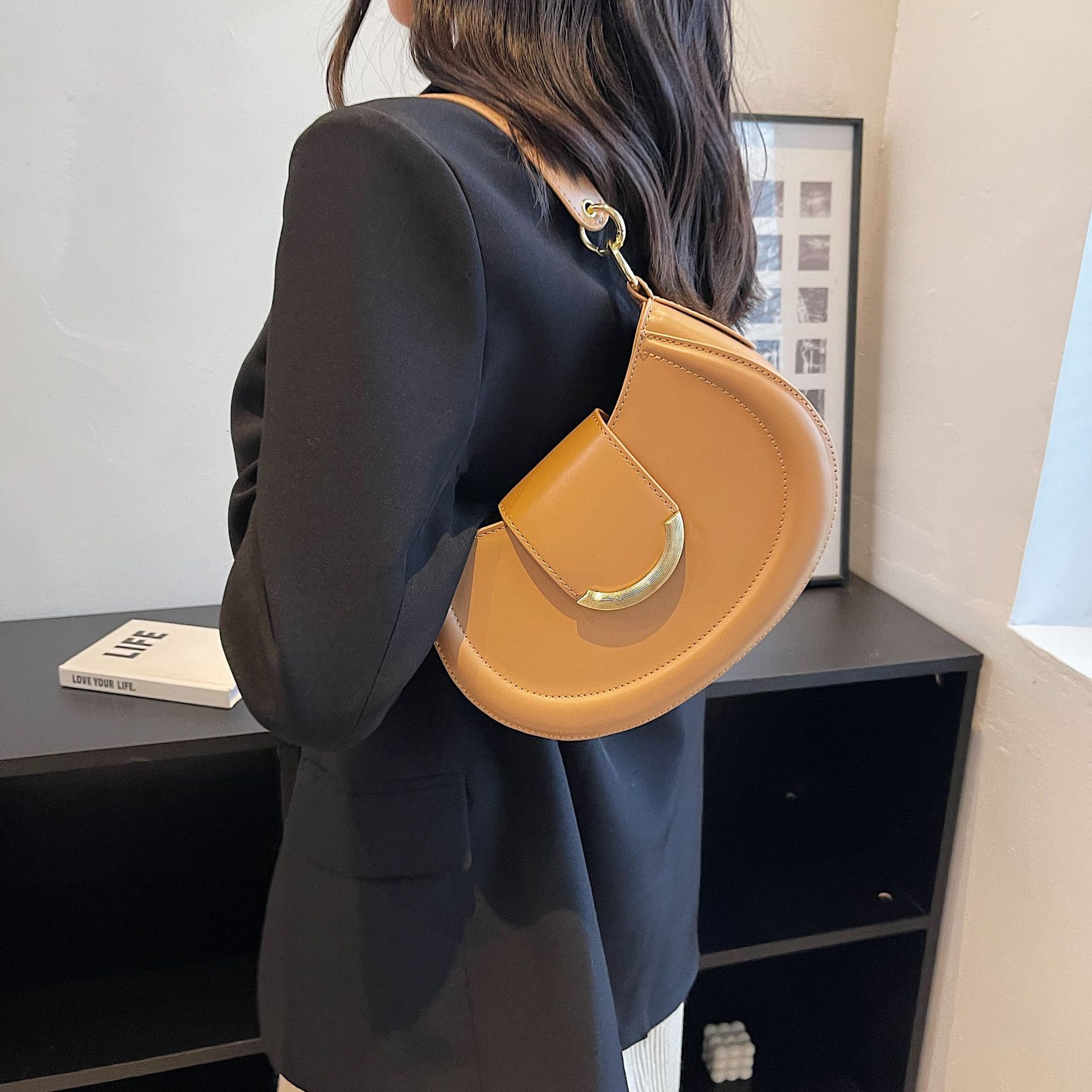 2025 Summer New Women's Shoulder Bag Niche Design Women's Summer New Fashionable Crossbody Bag Shoulder Armpit Bag Designer Bag