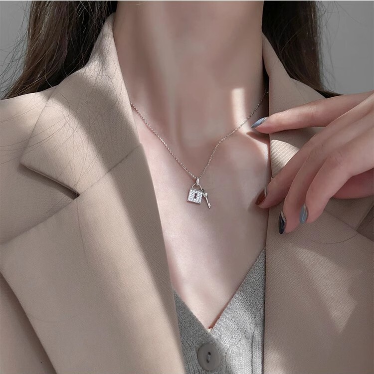 Diamond Lock Key Necklace For Women Korean Version Simple Female Student Design Niche Ins Beach Lady Pendant Fresh Light Luxury Designer Necklace Coll