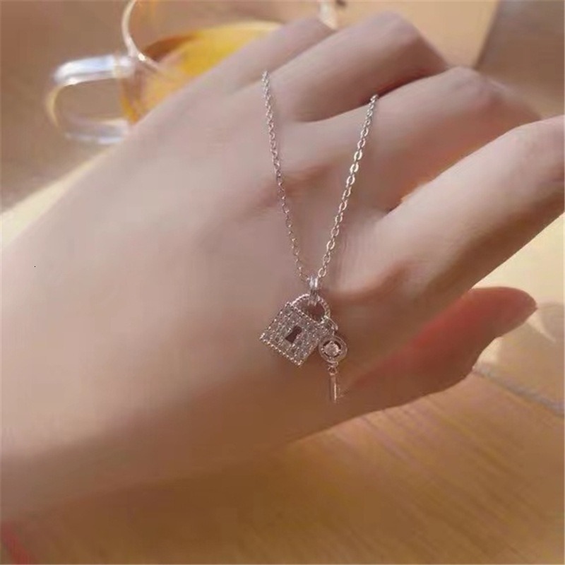 Diamond Lock Key Necklace For Women Korean Version Simple Female Student Design Niche Ins Beach Lady Pendant Fresh Light Luxury Designer Necklace Coll
