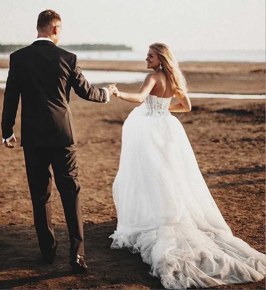 A Line Wedding Dress Country Bohemian Dresses Sweetheart Lace Appliques Boho Bridal Gowns Sexy Backless Sweep Train