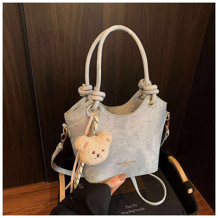 Korean Version Fashionable Personality Commuting Simple Style Handheld Bucket for Women Casual Versatile Niche Design Crossbody Bag