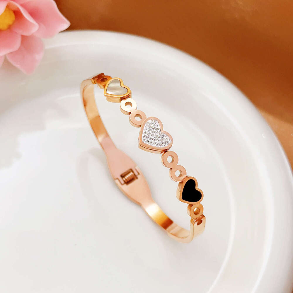 Black and White Shell Heart Titanium Steel Bracelet for Women, Non-Fading, Ins Style, Gold, Unique Design, Fashionable Bangle