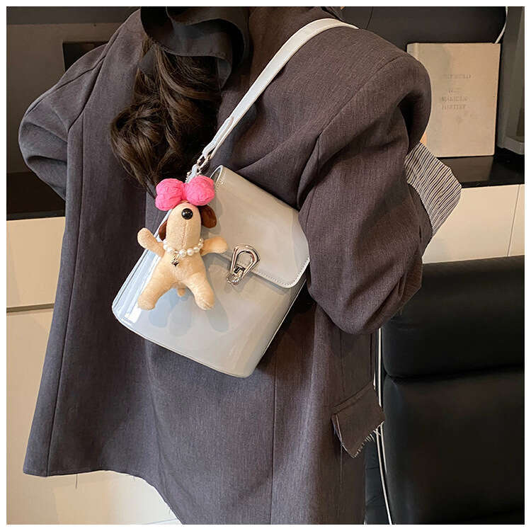 2025 Spring New High-end Bucket with Design Sense, Lock Buckle, Fashionable, Simple, Versatile, Single Shoulder Crossbody Bag