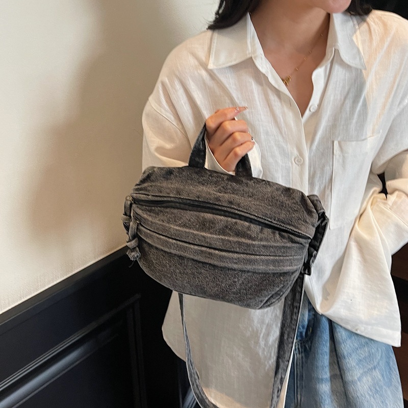 2025 designer's new washed denim women's crossbody bag, casual handbag, saddle bag, street fashion shoulder bag