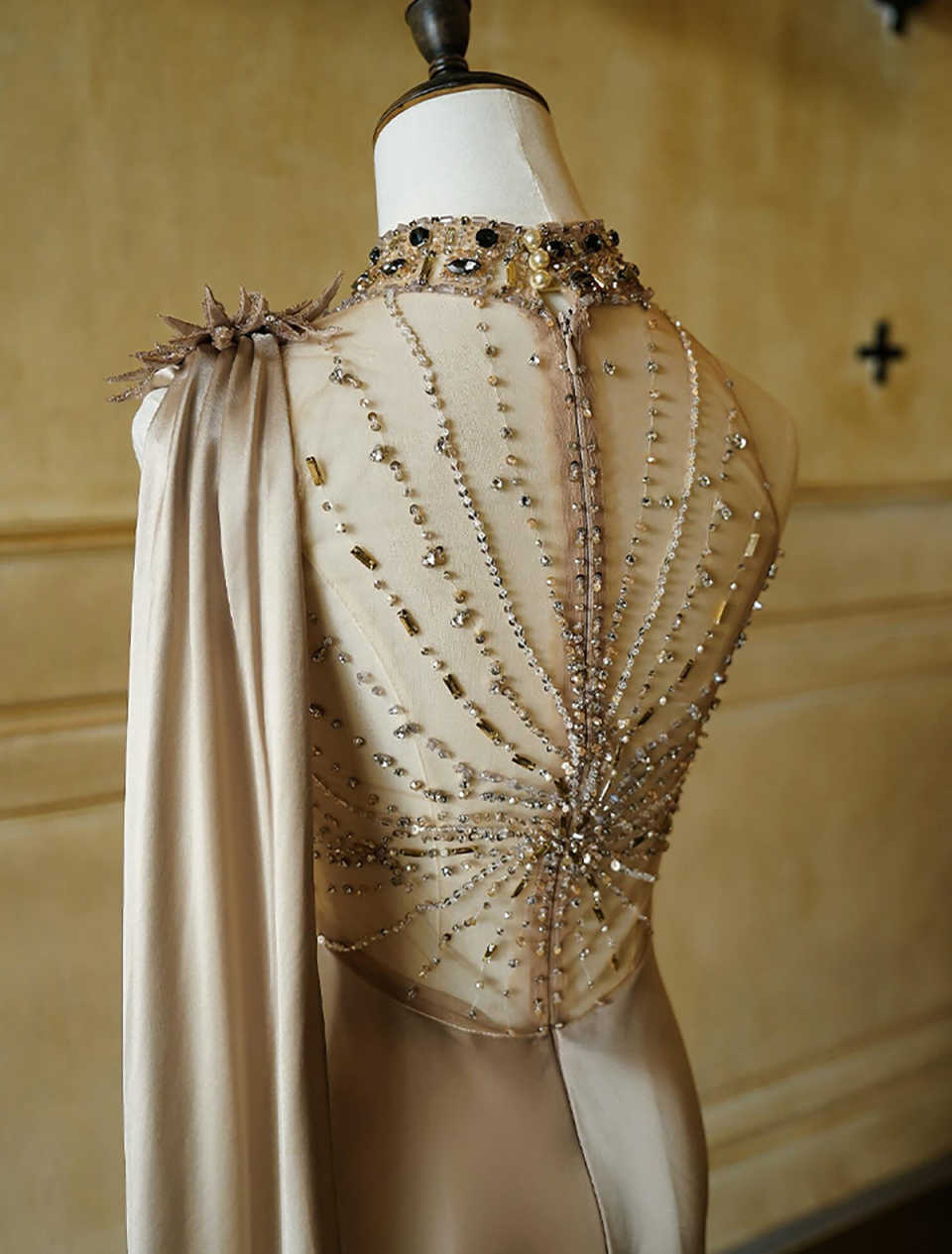 Elegant Prom Dresses Satin Sleeveless Lace-Up Crystals Court Gown Floor-Length Custom Made Formal Party Dress Vestido De Noite