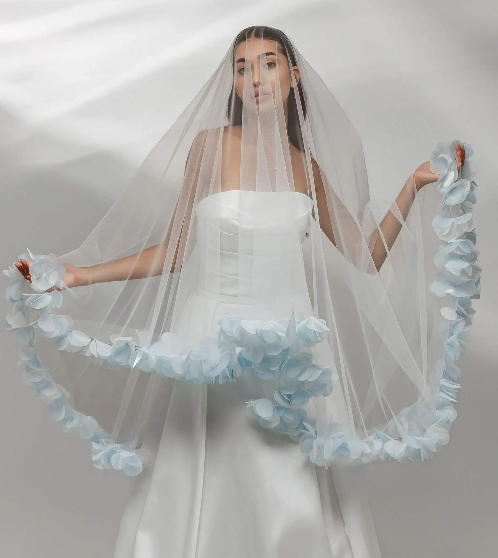 Dreamy Wedding Veils 3D Applique Light Blue Flowers Edge Long Length Bride Veils Customized Wedding Accessories