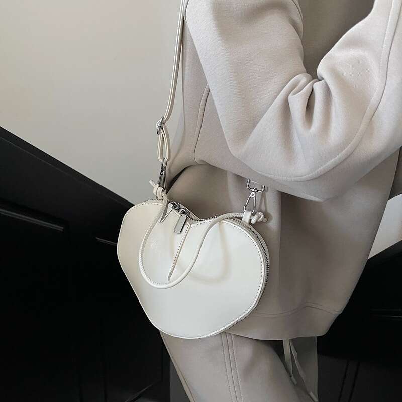 Women's New Niche Design Crossbody Heart-shaped Shoulder Trendy Underarm Bag