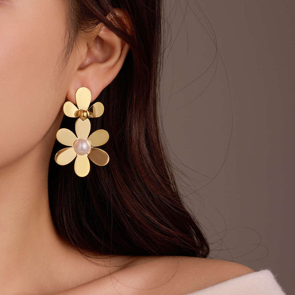 Stainless Gold and Sier Flower-Shaped Thin Fashionable High-End Titanium Steel Earrings for Women