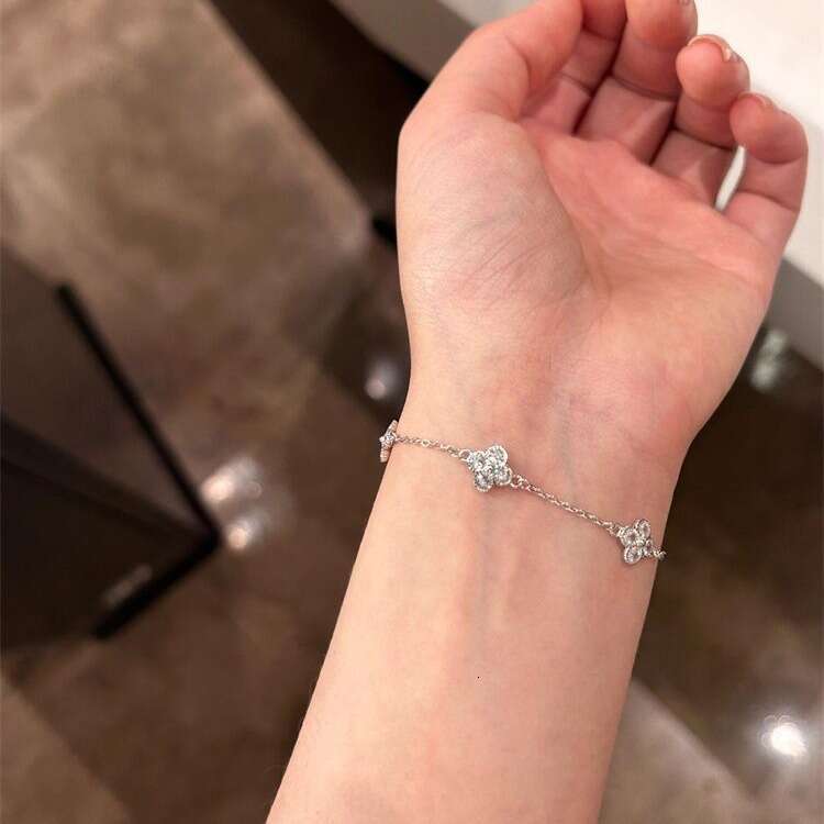 Super Shiny Full Dia Four-Leaf Clover Bracelet for Women, Ins Style, Light , Niche, Exquisite Bracelet, Elegant, Versatile, High-End Feel Jewelry