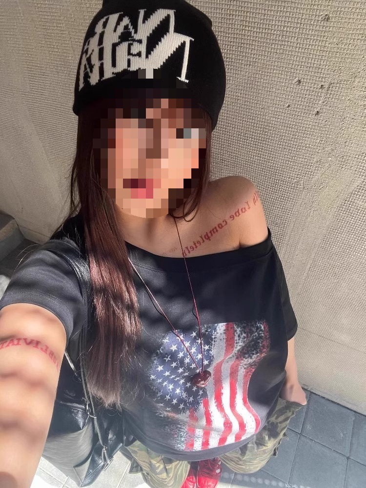 2025 Summer Retro Versatile Loose Sexy Girl American Fashion T-shirt Off Shoulder Top Printed Slimming Grey Short Sleeve New Designer T-shirt