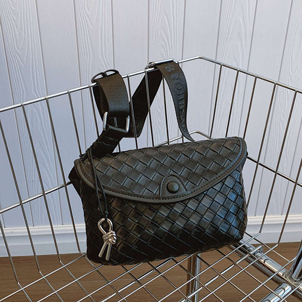 2025 New Women's Woven Crossbody Summer Design Sense Niche Single Shoulder Small Fashion Chest Bag