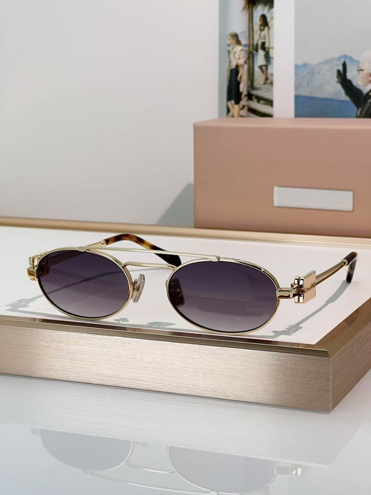 10A designer sunglasses for Women 54z Oval Frame Metal Mirror Legs Green Lens High quality Sunglasses Vintage glasses Sexy Little Women Fashion Luxury Glasses