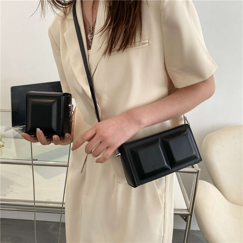 Design Sense Niche Fashion Internet Celebrity Square for Women 2023 New Summer Mini Chain Crossbody Small Shoulder Bag