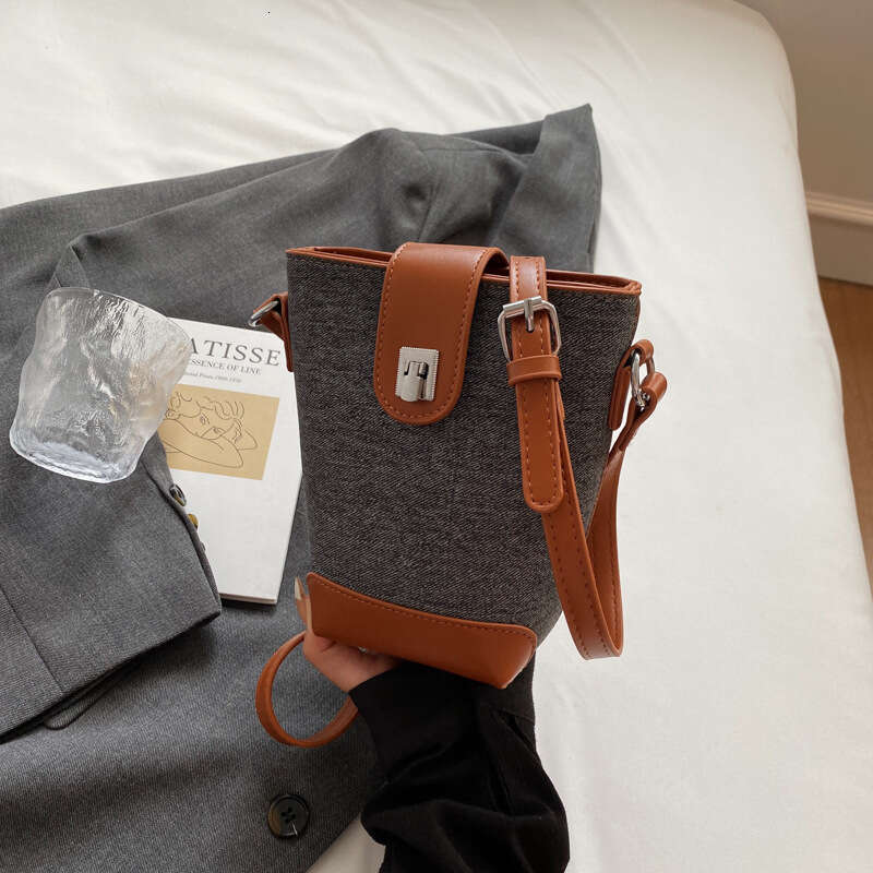 2024 New Niche Design Minimalist Crossbody Color-Block Bucket for Women Autumn Melad Phone Bag