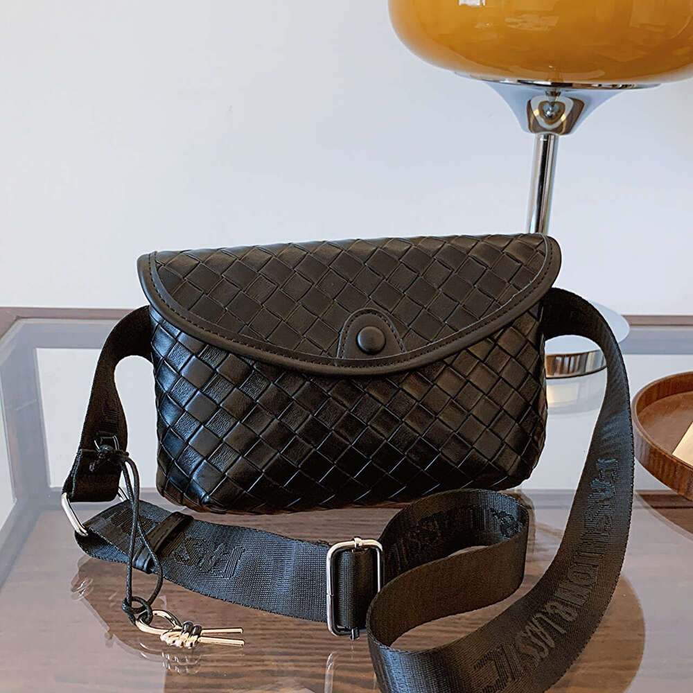 2025 New Women's Woven Crossbody Summer Design Sense Niche Single Shoulder Small Fashion Chest Bag