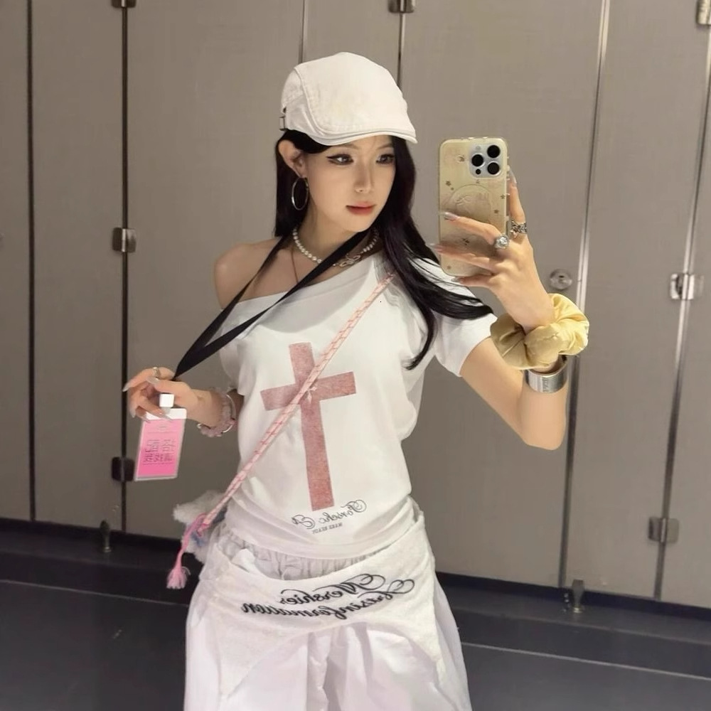 2025 American off shoulder T-shirt summer new print short sleeved off shoulder design loose fit multifunctional top new designer T-shirt