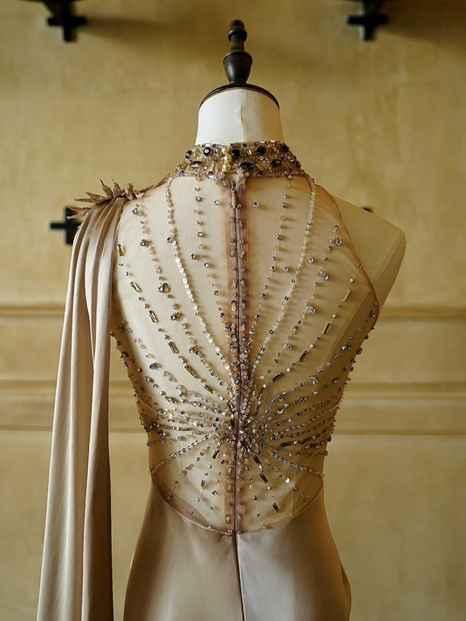 Elegant Prom Dresses Satin Sleeveless Lace-Up Crystals Court Gown Floor-Length Custom Made Formal Party Dress Vestido De Noite