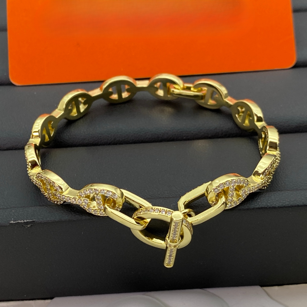 Designer Bracelet for Women's bracelet jewelry - 18K gold plated bracelet - Designer women's light luxury pendant bracelet - Gift for parties