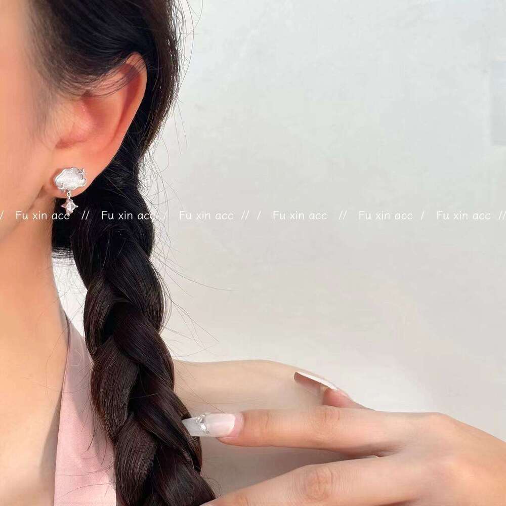 Nine Skies Nebula High-End for Women, Niche Design, Exquisite Cloud Zircon Earrings, Light Versatile Best Friend Earrings 92b