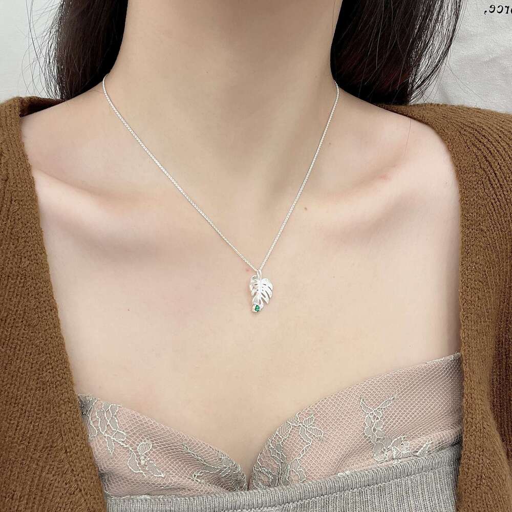 2024 New Gold Brushed Leaf Pendant Necklace Autumn Winter Exquisite High-end Rhinestone Sweater Chain 0e6