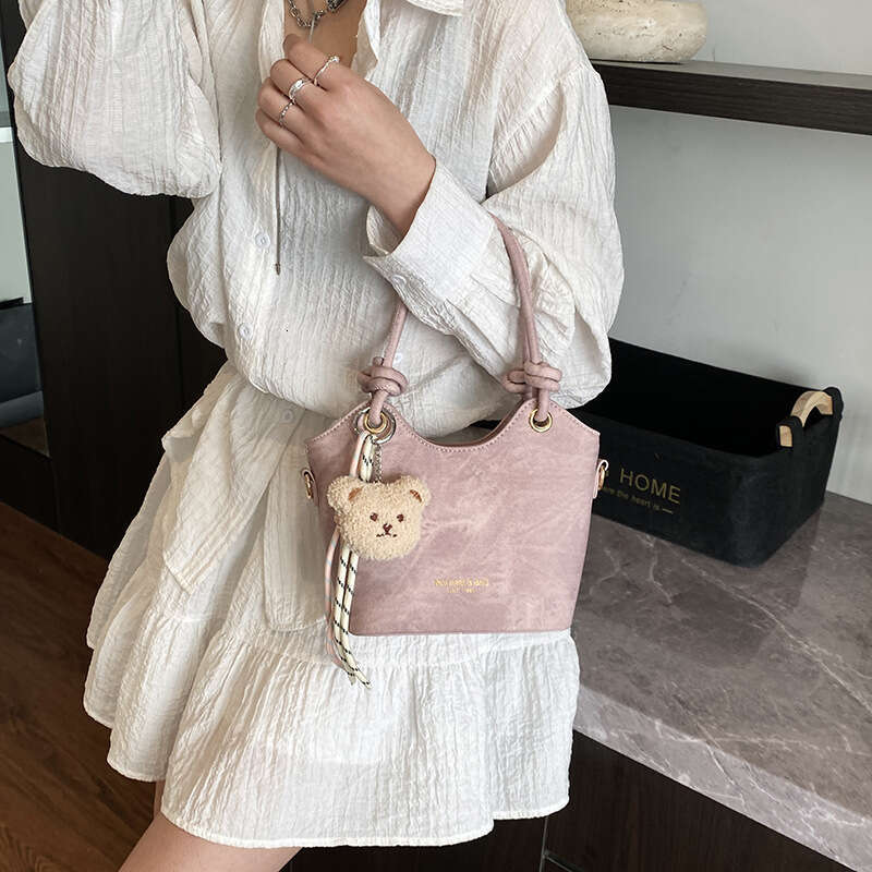 Korean Version Fashionable Personality Commuting Simple Style Handheld Bucket for Women Casual Versatile Niche Design Crossbody Bag