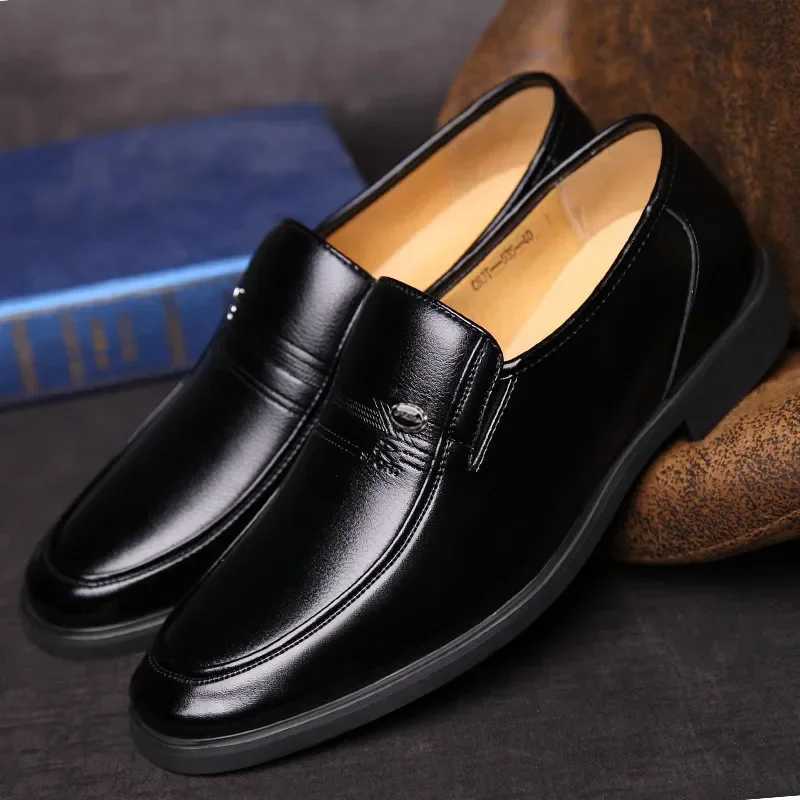 2023 Mens Leather Formal Shoes Luxury Brand Mens Loafers Dress Breathable Slip-on Black Driving Shoes Plus Size 38-44 Y250730