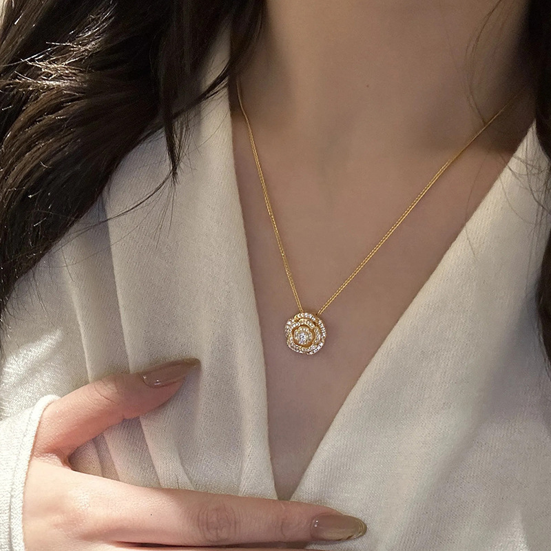 Beach Lady Pendant Hot-selling Ancient Method Rotating Camellia Necklace 2025 Model Sparkling Full Designer Necklace Diamond Exquisite Small Gold Flow