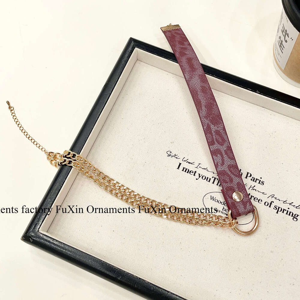New Fashion Niche Light Collarbone High-end Design Unique Novel Temperament Pink Leopard Print Gold Chain Necklace 3ab