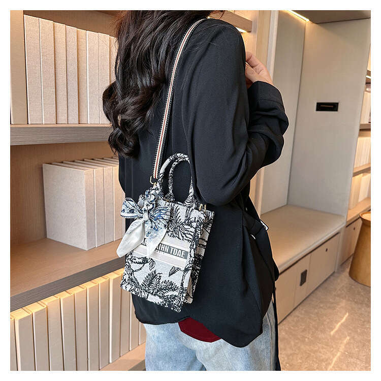 Fashion Monet Oil Painting Handbag for Women 2024 New Summer Phone Textured Niche Crossbody Bag