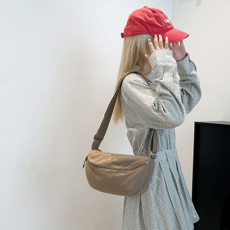 New Large Capacity Dumpling Lightweight Fabric Fashion Casual Crossbody Shoulder Design Bag