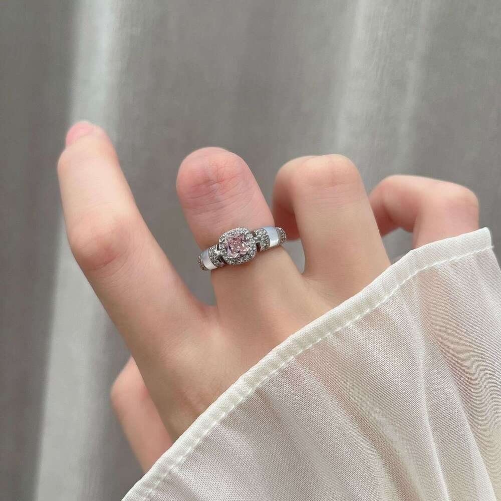 2025 New Luxury High-End Diamond-Studded Sugar Cube Ring for Women, Unique Niche Design, Elegant and Versatile 5ef