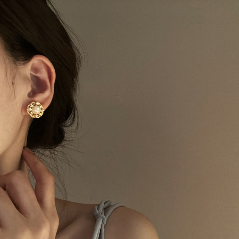 Sier Needle Vintage Pearl Flower Stall Purchase Fashion Light High-end Earrings for Women