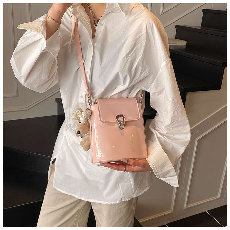 2025 Spring New High-end Bucket with Design Sense, Lock Buckle, Fashionable, Simple, Versatile, Single Shoulder Crossbody Bag