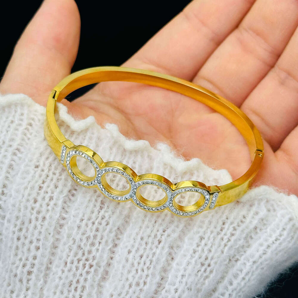 Interlocking Summer Niche Design Light Gold Titanium Bracelet for Women Stainless Steel Jewelry High-end Elegant Simple