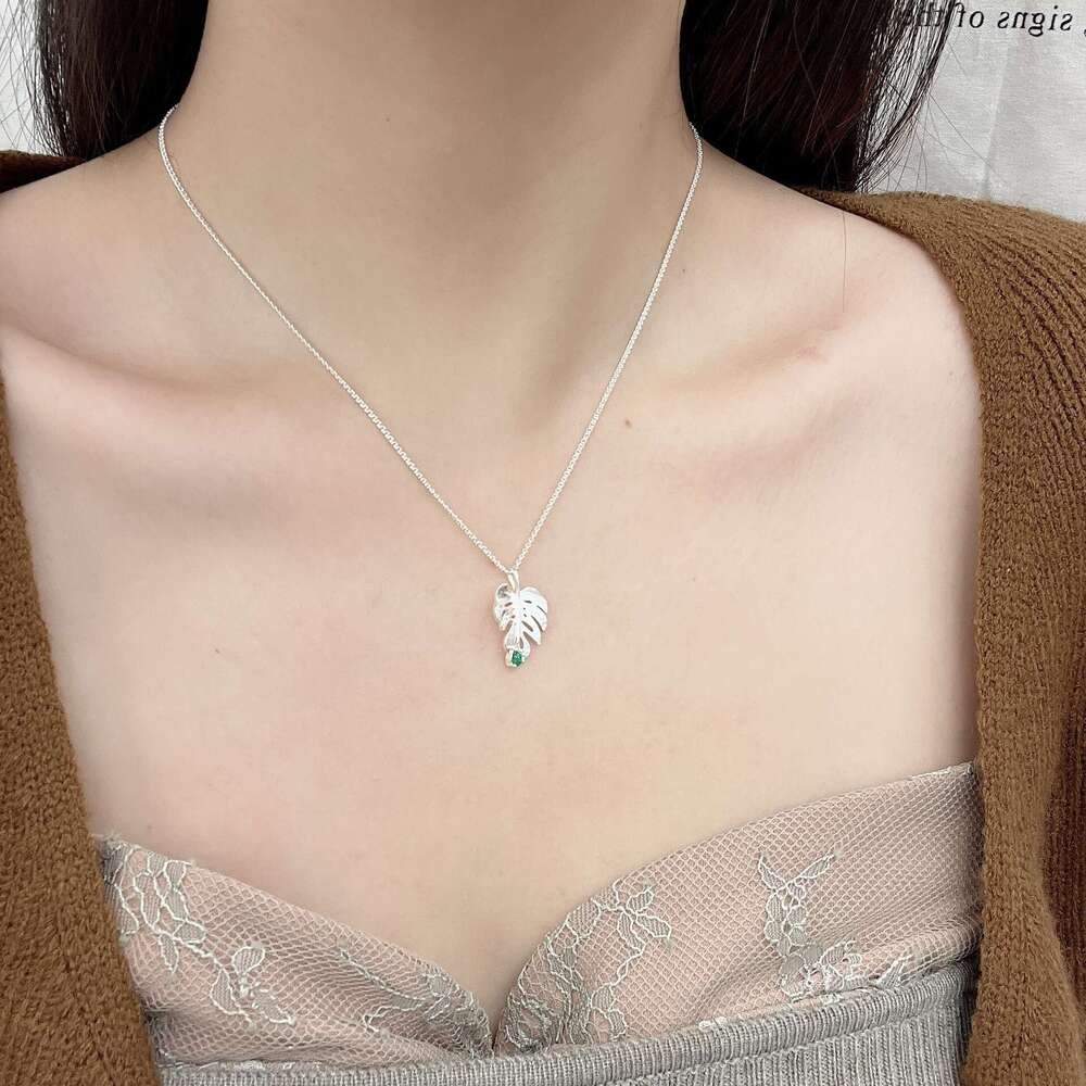 2024 New Gold Brushed Leaf Pendant Necklace Autumn Winter Exquisite High-end Rhinestone Sweater Chain 0e6