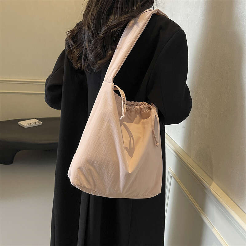 Women's Large Capacity Crossbody Niche Design Tote High-end Fashion Shoulder Bag