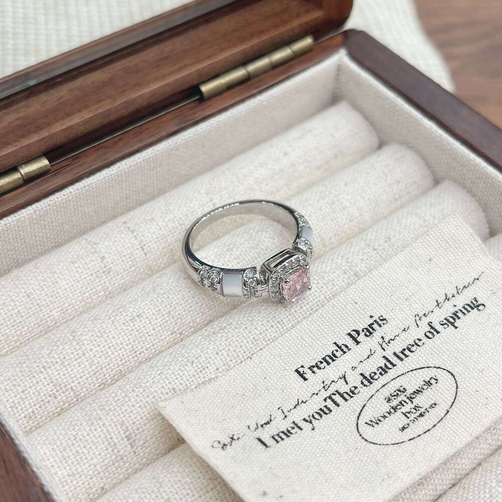 2025 New Luxury High-End Diamond-Studded Sugar Cube Ring for Women, Unique Niche Design, Elegant and Versatile 5ef