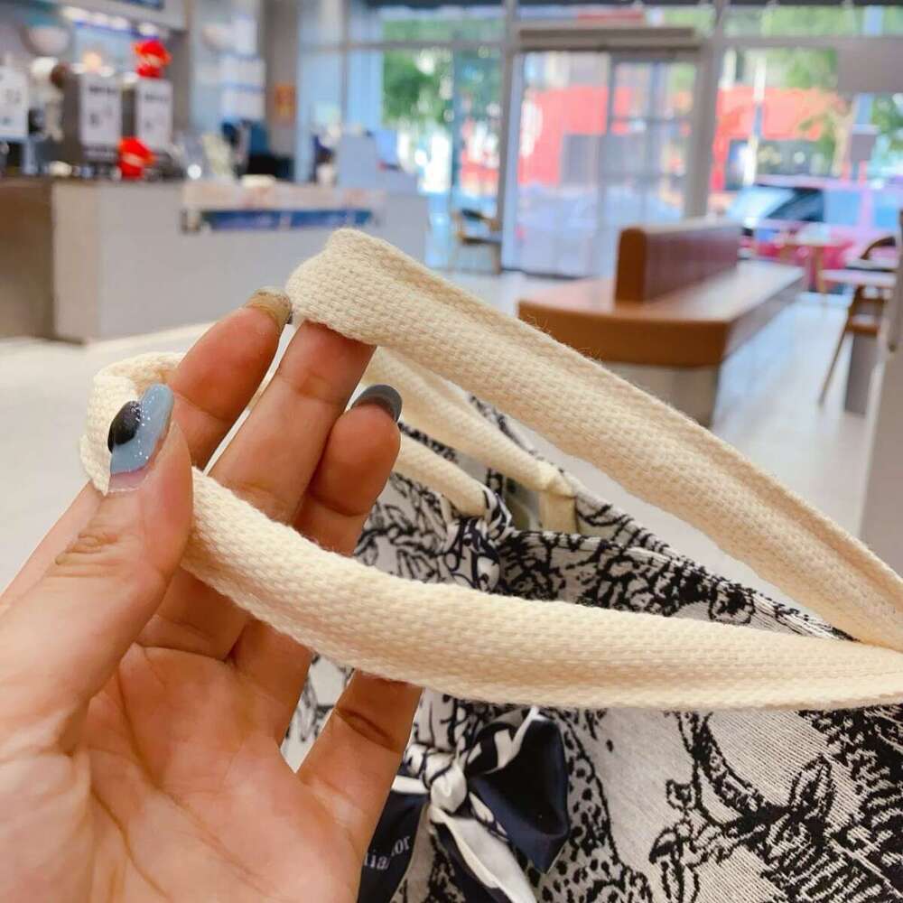 Women's High-End Handbag Spring New Versatile Canvas Small Tote Fashion Commuter Shoulder Bag