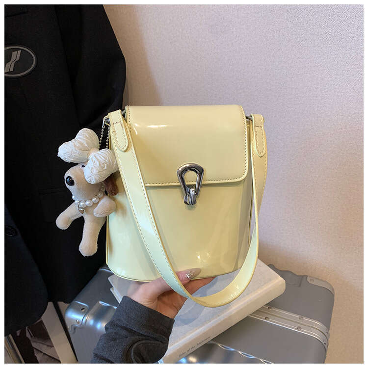 2025 Spring New High-end Bucket with Design Sense, Lock Buckle, Fashionable, Simple, Versatile, Single Shoulder Crossbody Bag